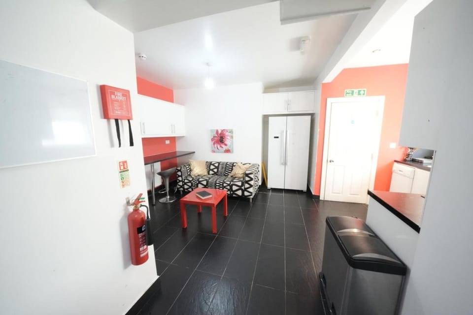 Private on suites- Private Bathroom every room-1 Bus to Heathrow Airport Hotel in London Borough of Hillingdon