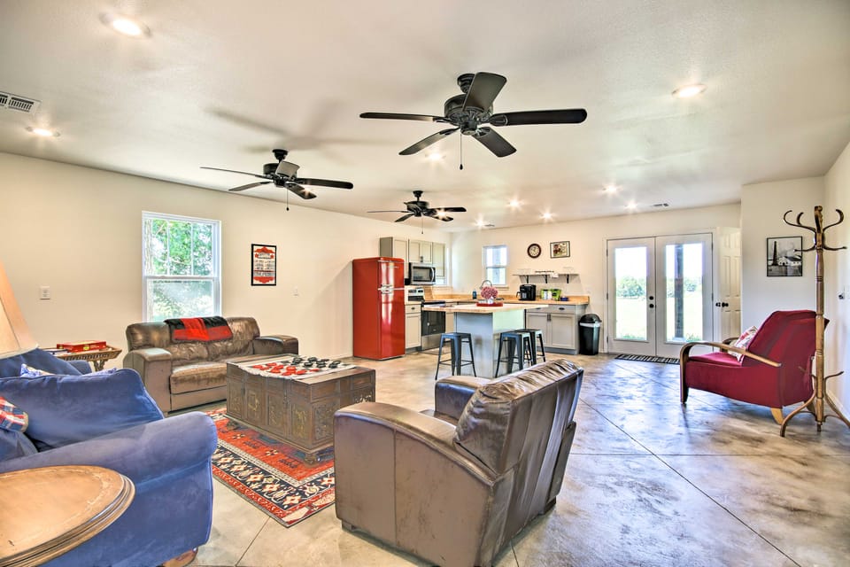 2 Mi to Marinas & Grove: Cozy Cabin w/ Grill House in Grove