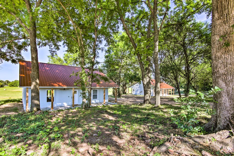 2 Mi to Marinas & Grove: Cozy Cabin w/ Grill House in Grove