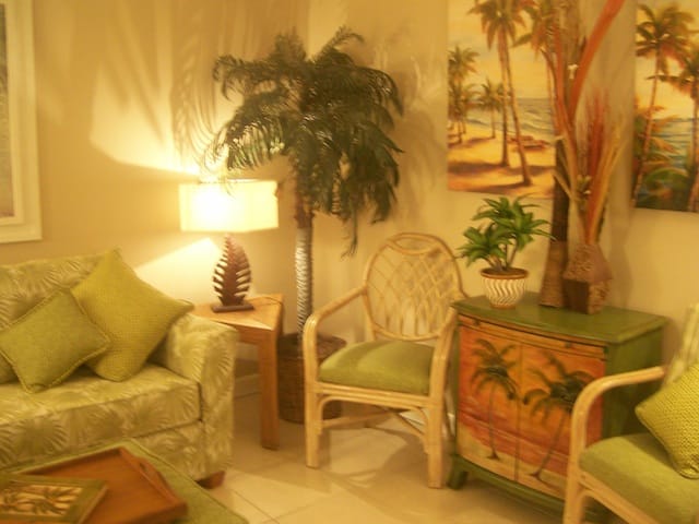 1 Mi to Shelter Cove: Hilton Head Resort Condo! Apartment in Hilton Head Island