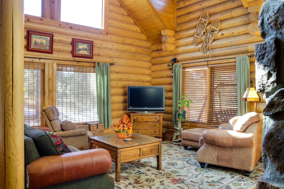 'Lacy's Log Cabin' Alto Home w/ Mountain Views! House in Alto