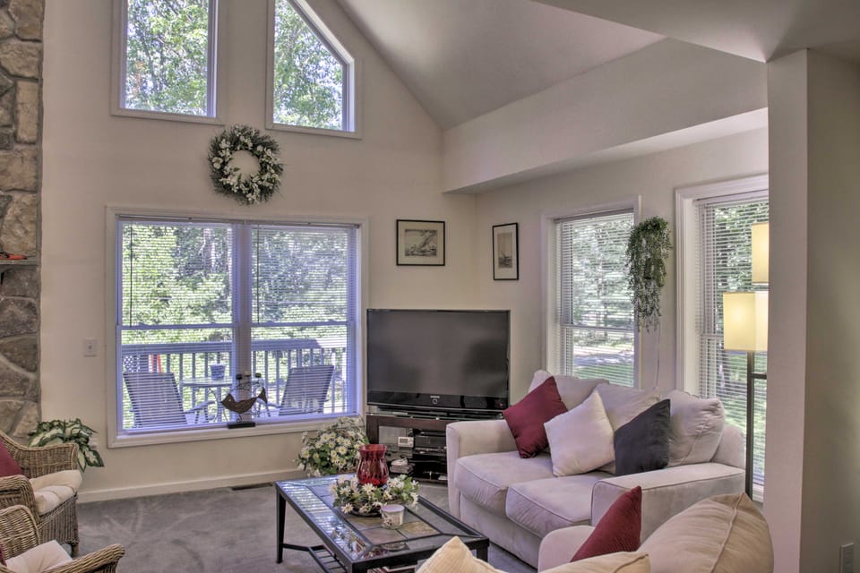 Spacious Home w/ Deck, Grill & Delaware River View House in Delaware