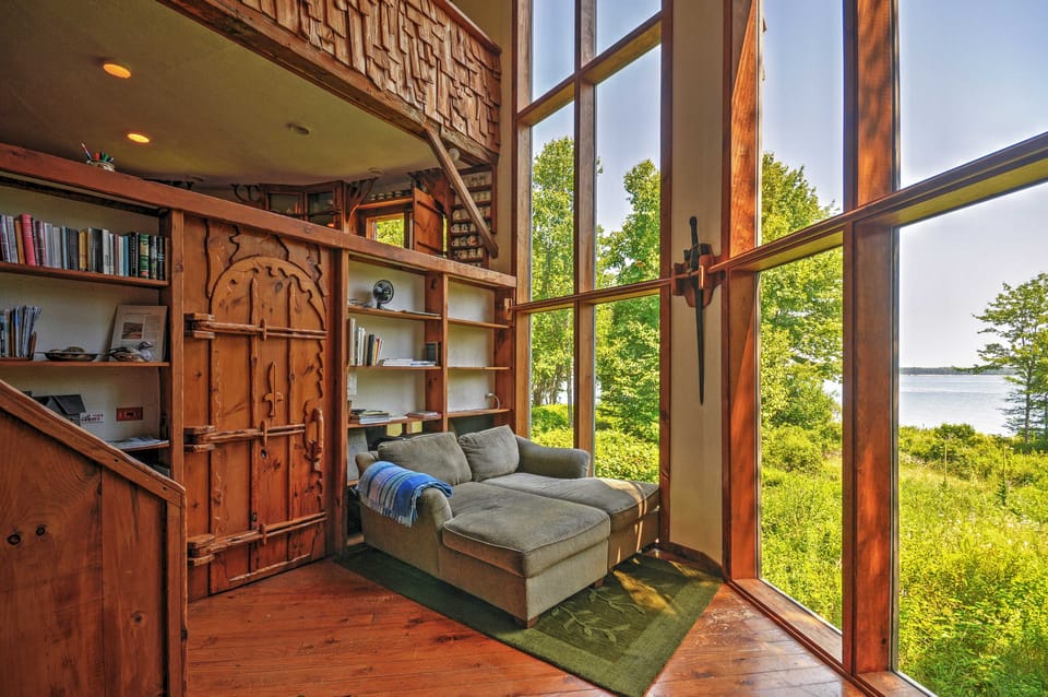 'Dragonwood Castle' on Waterfront w/ Stunning View Cottage in Winter Harbor