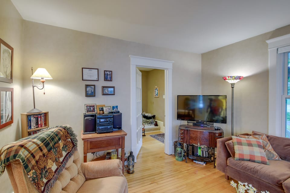 Historic Home w/ Sunroom - 5 Mi to Lambeau Field! House in Ashwaubenon