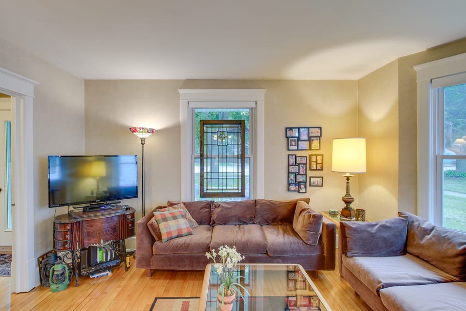 Historic Home w/ Sunroom - 5 Mi to Lambeau Field! House in Ashwaubenon