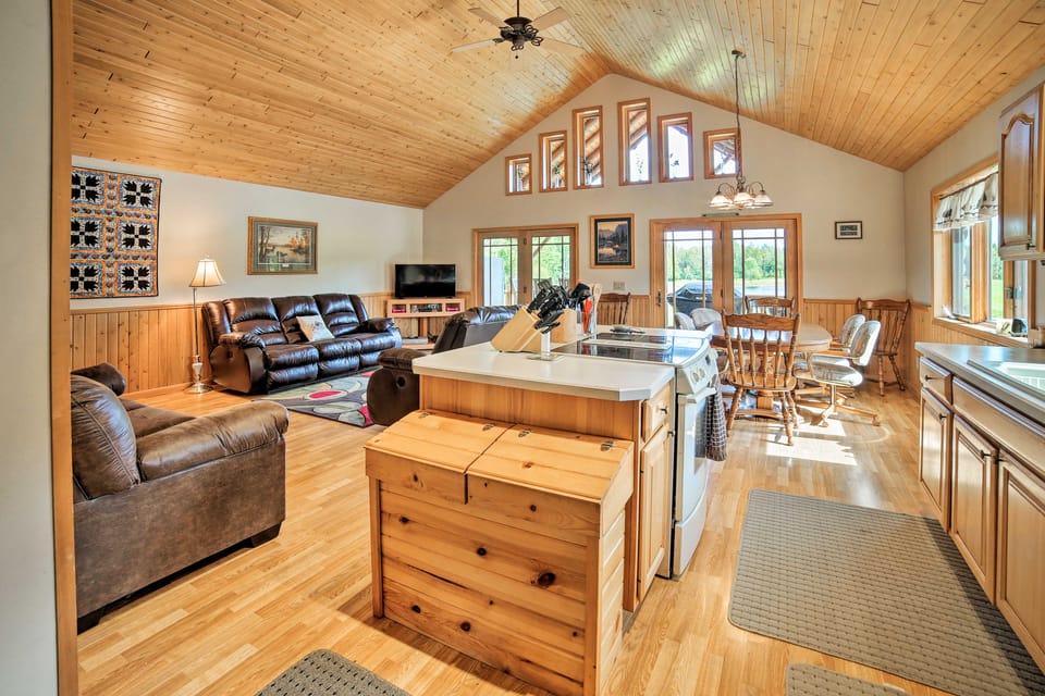 Rapid River Log Cabin w/ Loft on 160 Scenic Acres House in Wisconsin