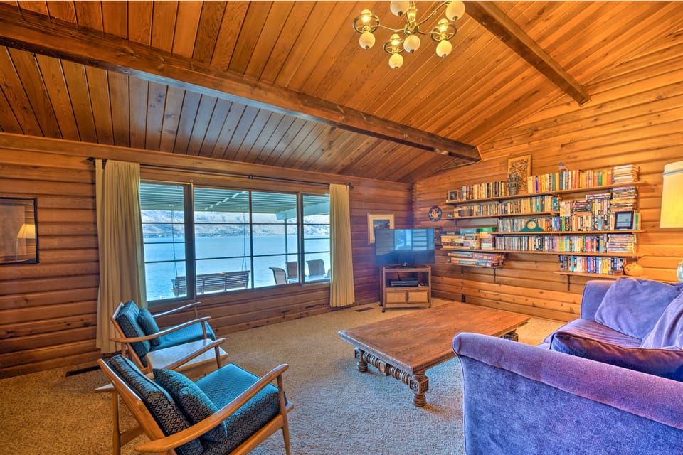 Waterfront Manson Cabin on Lake Chelan w/ Deck! House in Lake Entiat