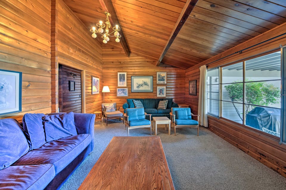 Waterfront Manson Cabin on Lake Chelan w/ Deck! House in Lake Entiat