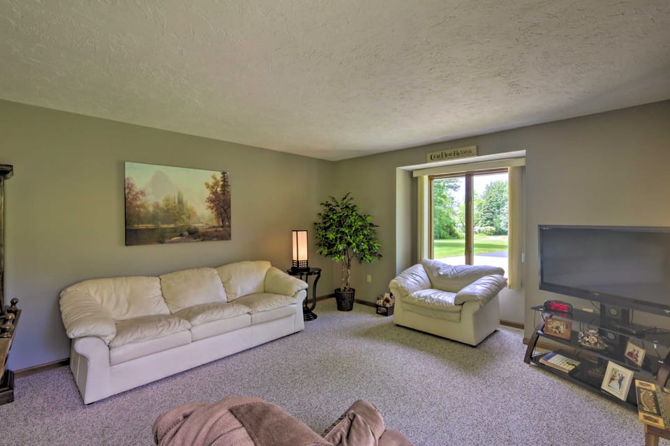 Charming Lewiston Apt: 10 Miles to Niagara Falls! Apartment in New York