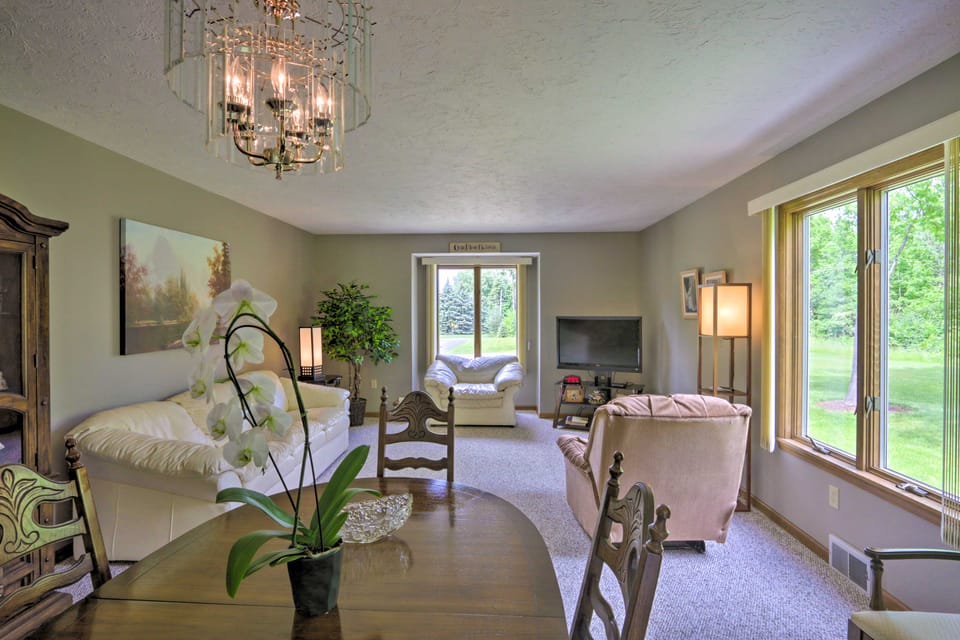 Charming Lewiston Apt: 10 Miles to Niagara Falls! Apartment in New York