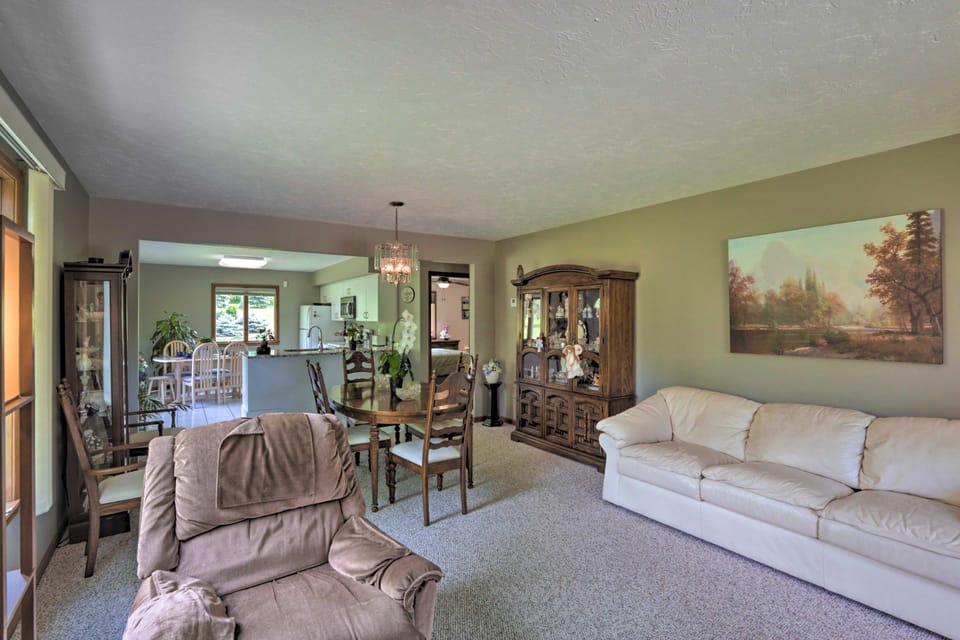 Charming Lewiston Apt: 10 Miles to Niagara Falls! Apartment in New York