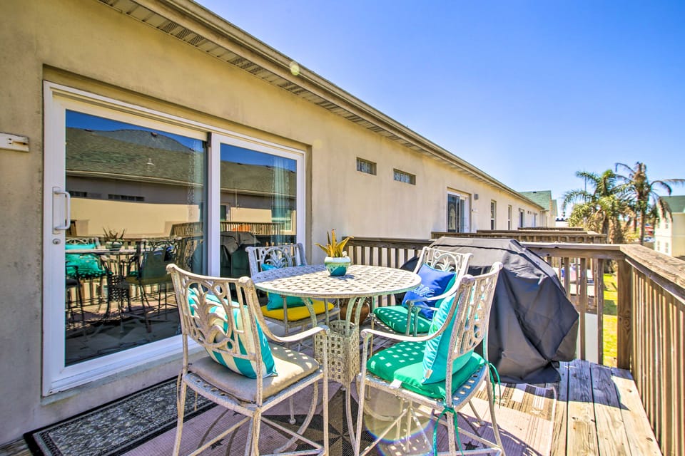 South Padre Island Condo w/ Pool Access & Balcony! Apartment in South Padre Island