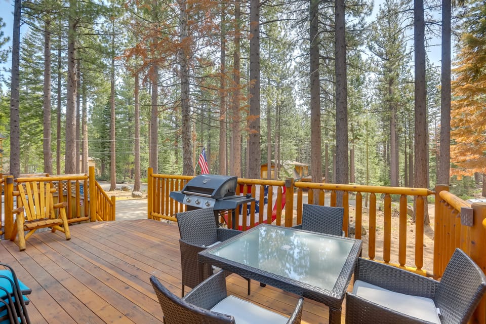 Authentic Log Cabin w/ Hot Tub in South Lake Tahoe House in Sierra Nevada