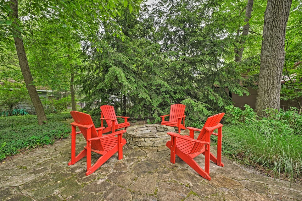 Upscale Family Retreat w/ Fire Pit, Walk to Beach! Cottage in Michigan