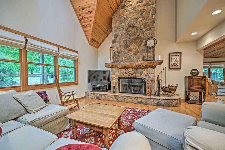Upscale Family Retreat w/ Fire Pit, Walk to Beach! Cottage in Michigan