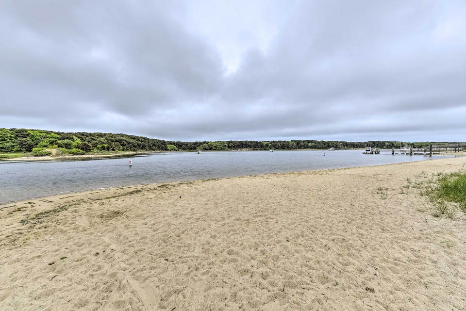 East Falmouth Family Gem w/ Private Beach Access House in East Falmouth