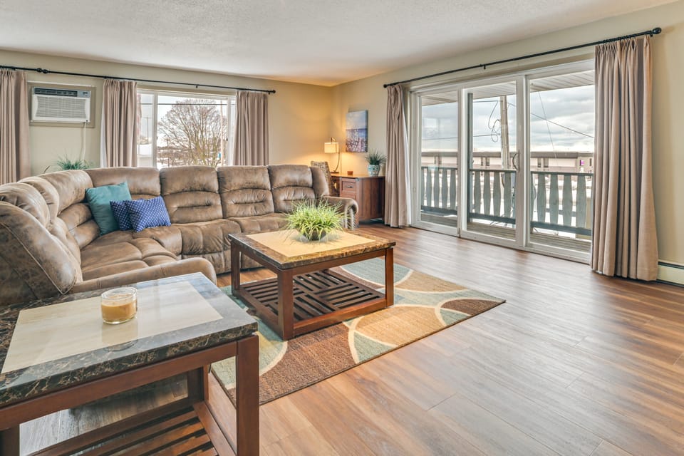 Lake Views & Grill: Walk to Dtwn & Lake Huron Apartment in East Tawas