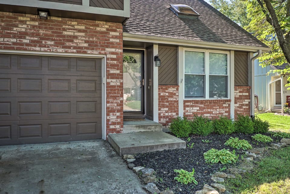 Modern Townhome w/ Fireplace: Near Stoll Park Apartment in Olathe