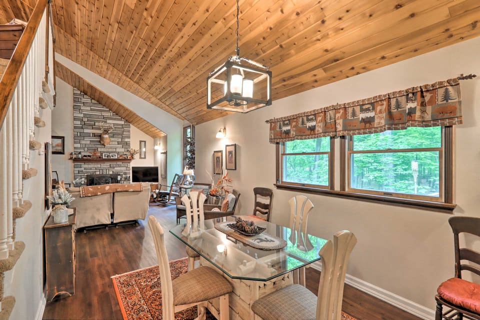 Relaxing Eagle Rock Resort Home - 1 Block to Lake! House in Luzerne County