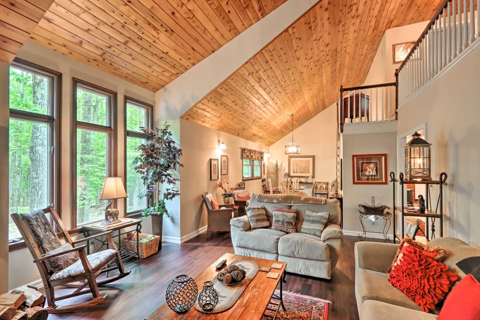 Relaxing Eagle Rock Resort Home - 1 Block to Lake! House in Luzerne County