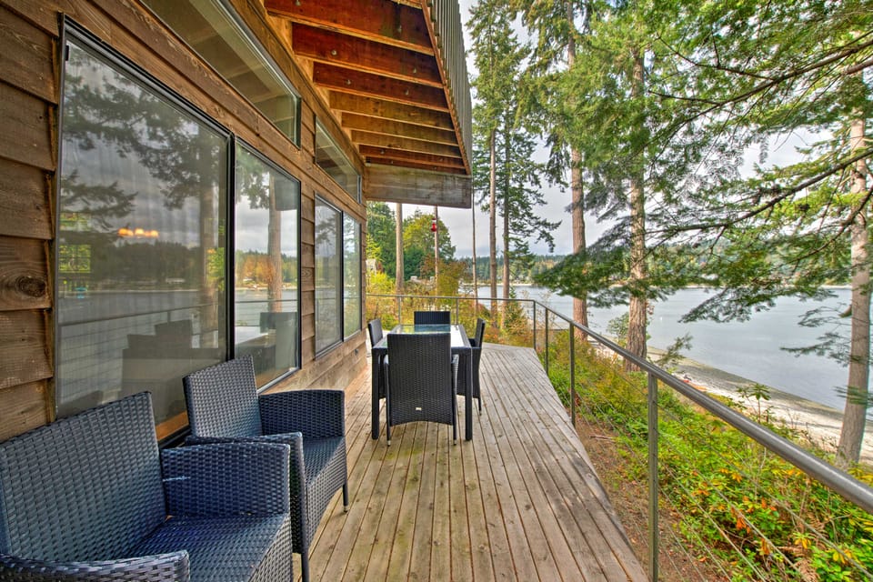 Waterfront Bainbridge Island Home: Stunning Views! House in Suquamish