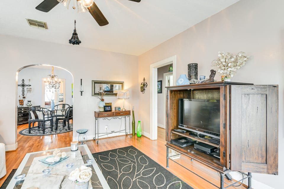 1/2 Mi to Beach! Pet-Friendly Dtwn Galveston Home House in Texas City