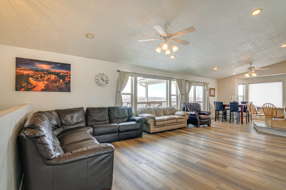 Scenic Large-Group Retreat, 1 Mi to Bryce Canyon! House in Utah
