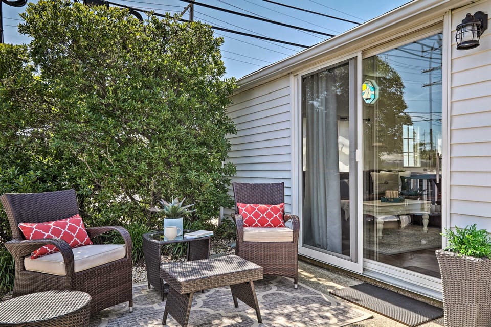 Beachy Lavallette Cottage w/ Outdoor Shower, Patio Cottage in Toms River