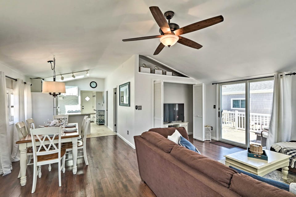 Beachy Lavallette Cottage w/ Outdoor Shower, Patio Cottage in Toms River