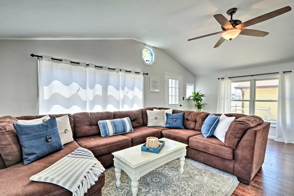 Beachy Lavallette Cottage w/ Outdoor Shower, Patio Cottage in Toms River