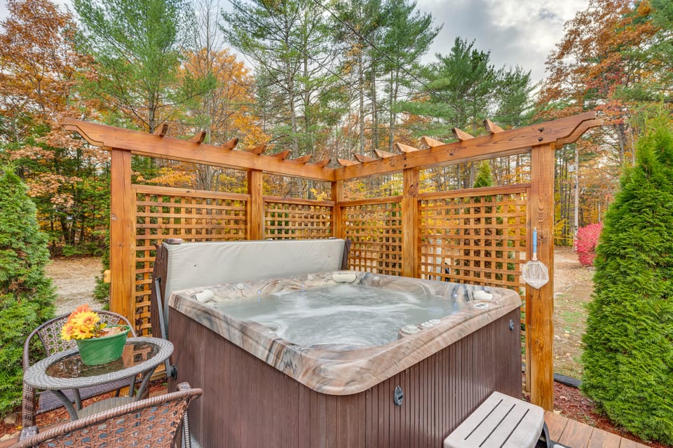 White Mountains Home w/ Hot Tub - Walk to Town! House in North Conway