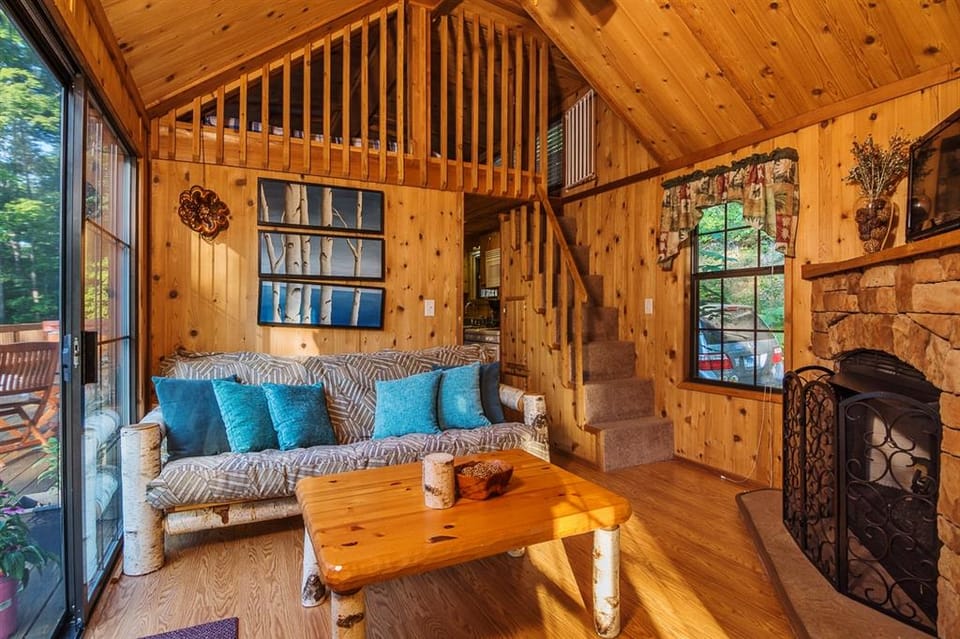 Family Cabin on 6 Acres w/ Lake Access & Hot Tub! House in Shenandoah Valley