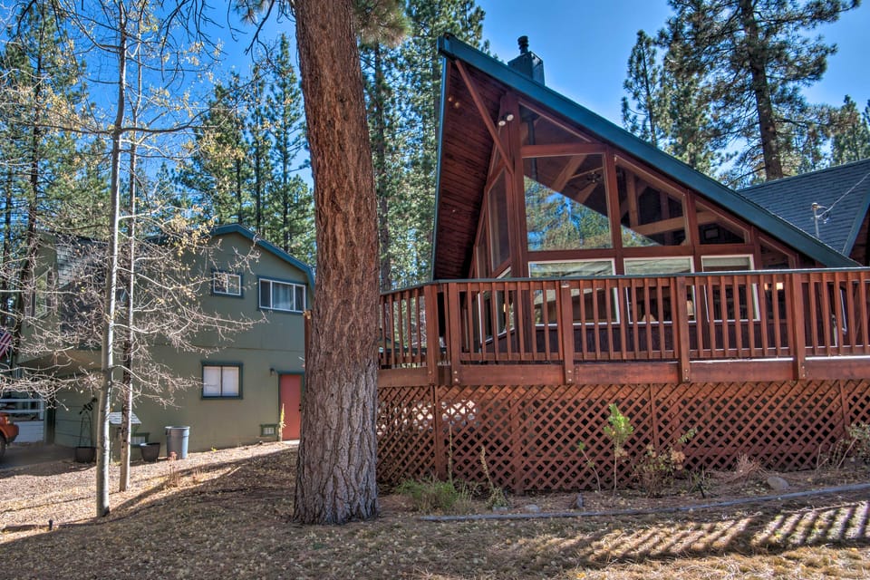 5 Mi to Heavenly Mountain Resort: All-Seasons Gem House in South Lake Tahoe