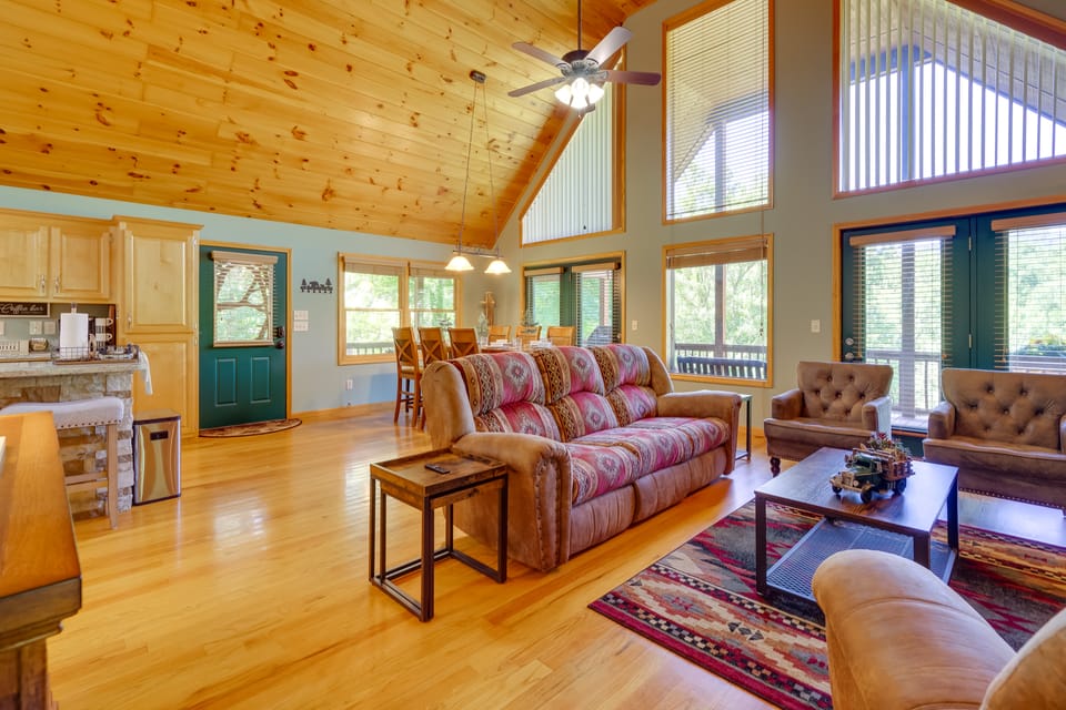 Beautiful Smoky Mountain Chalet with Game Room! House in Tennessee
