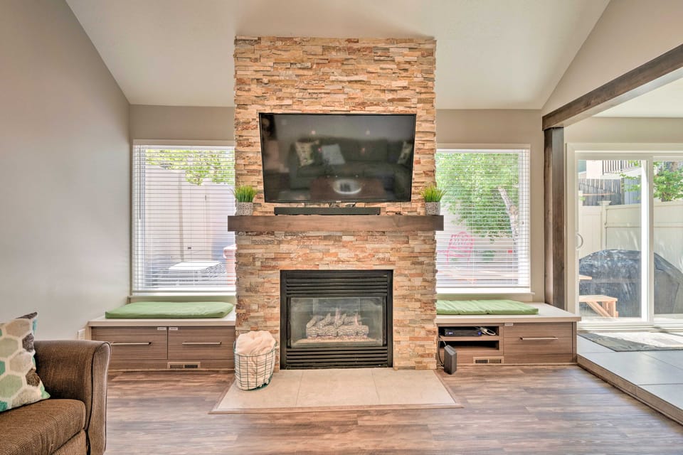 'Wasatch Basecamp' w/ Hot Tub: Hike & Explore! Apartment in Cottonwood Heights
