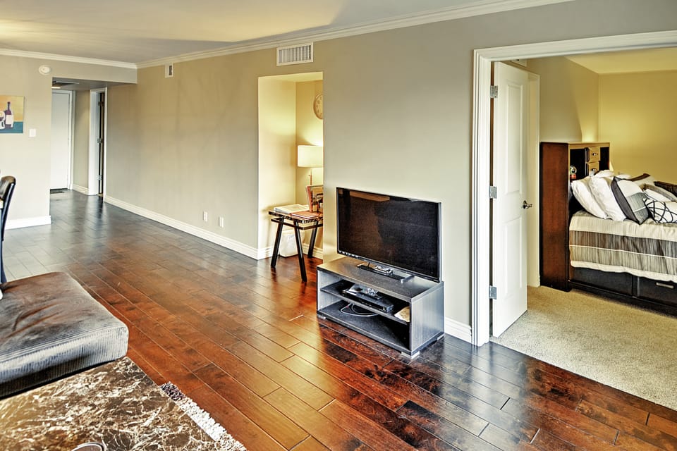 < 1 Mi to Old Town! Couples Haven w/ Pool Access Apartment in Scottsdale