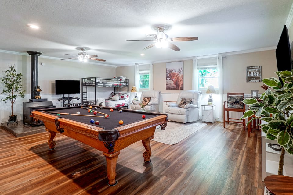 Pool Open Until Oct 15th! ~ 1 Mi to Dollywood House in Pigeon Forge