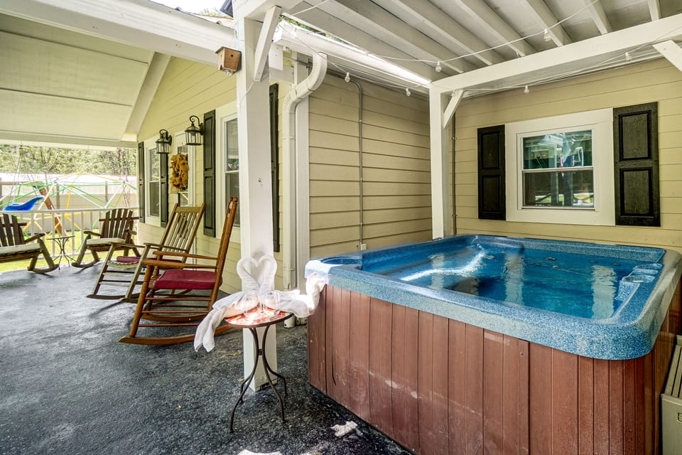 Pool Open Until Oct 15th! ~ 1 Mi to Dollywood House in Pigeon Forge