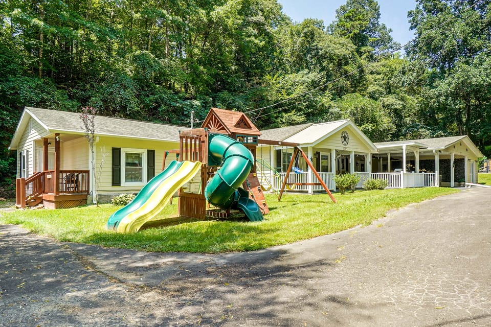 Pool Open Until Oct 15th! ~ 1 Mi to Dollywood House in Pigeon Forge
