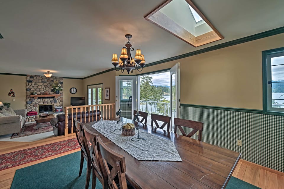 Oceanfront Retreat w/ Mountain Views & Boat Dock! House in Vancouver Island