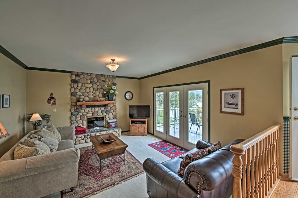 Oceanfront Retreat w/ Mountain Views & Boat Dock! House in Vancouver Island