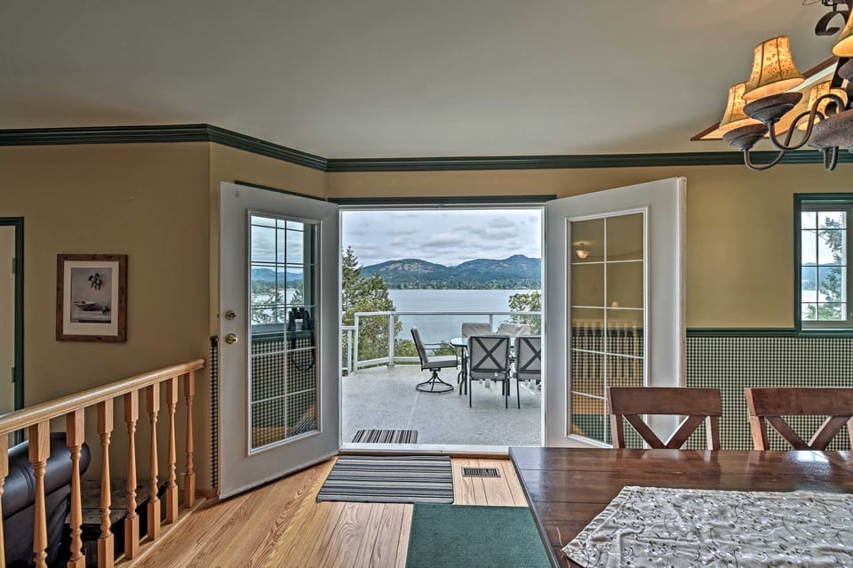 Oceanfront Retreat w/ Mountain Views & Boat Dock! House in Vancouver Island