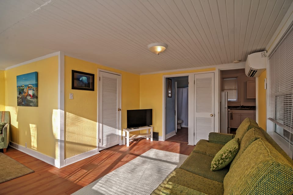 Treasure Island Cottage, Near Boardwalk & Beach! Cottage in Treasure Island