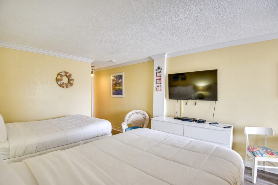 Daytona Beach Studio w/ Private Lanai 1 Mi to Pier Apartment in Florida