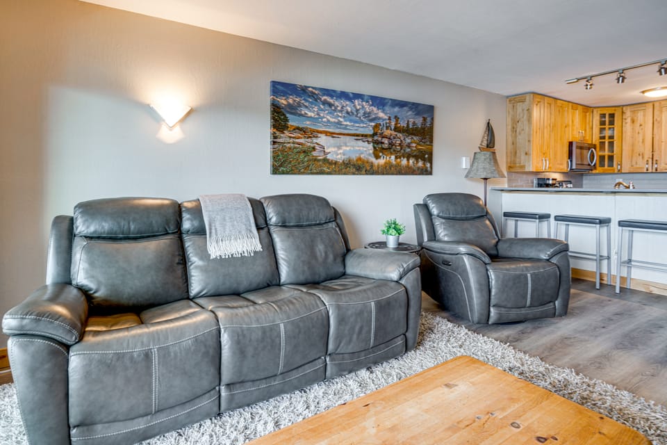Mtn-View Condo w/ Hot Tub Access in Dillon! Apartment in Dillon