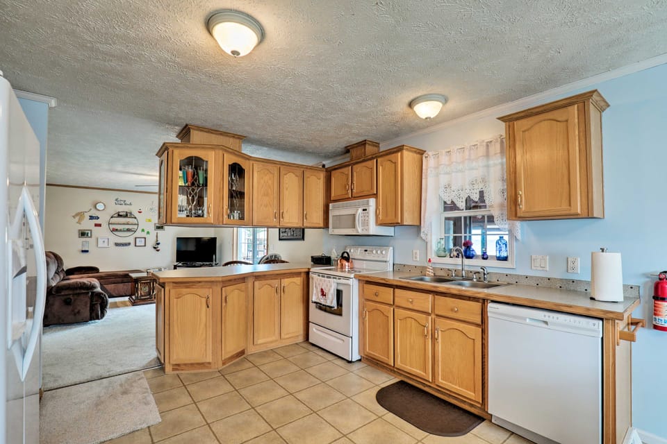 Lyndonville Home w/ Fire Pit, Screened Patio & A/C House in New York