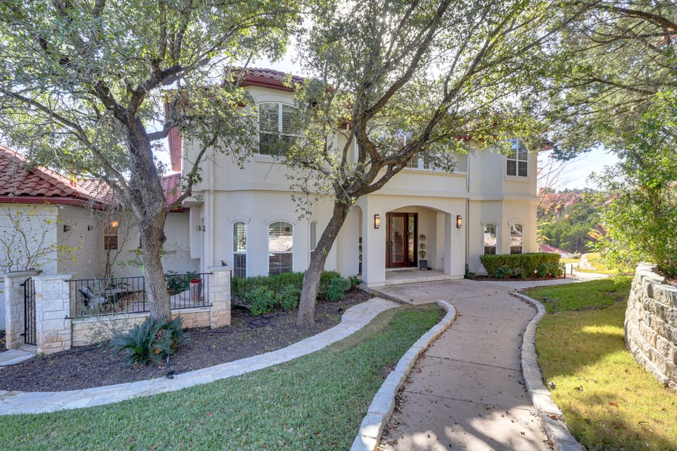 Patio, Pool & Views: Spacious Hill Country Getaway House in Lake Austin