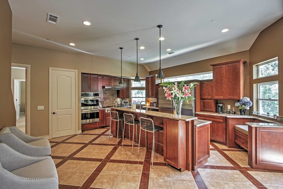 Roomy Home w/ Deck, 5 Mi to Lake Arrowhead Village House in Lake Arrowhead