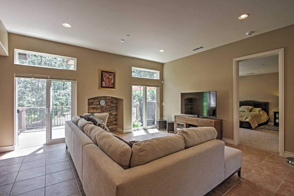 Roomy Home w/ Deck, 5 Mi to Lake Arrowhead Village House in Lake Arrowhead