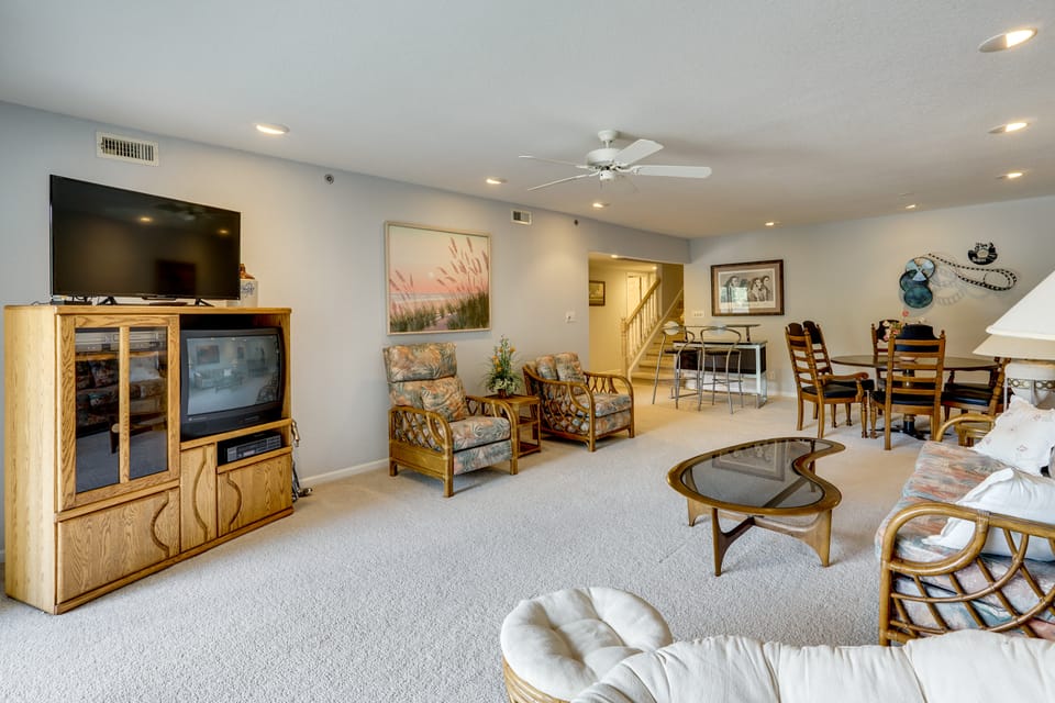 Tranquil Osage Beach Condo w/ Waterfront Decks! Apartment in Osage Beach